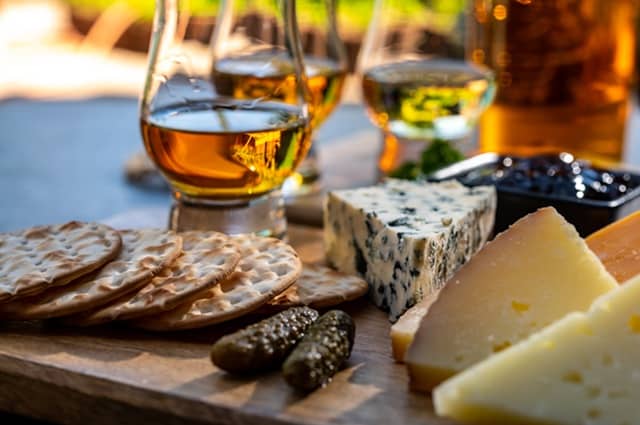 Easy Whisky and Food Pairings for Outdoor Gatherings