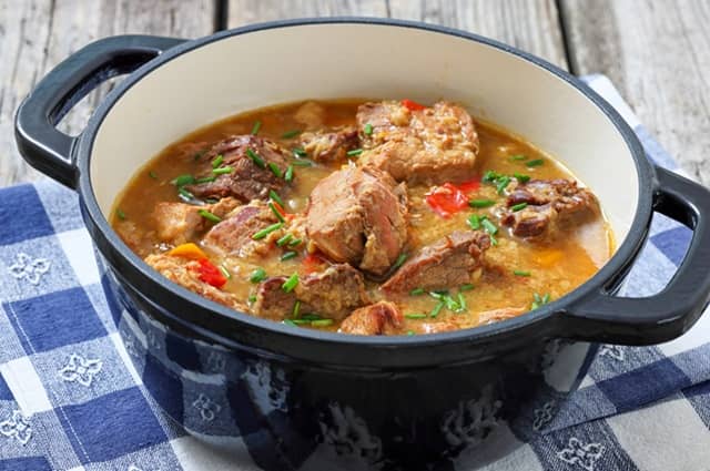 What’s the Difference Between a Dutch Oven and Stock Pot?